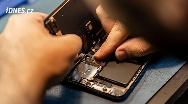Organizovaná skupina prodávala v Evropě mobily sestavené z použitých součástek jako nové