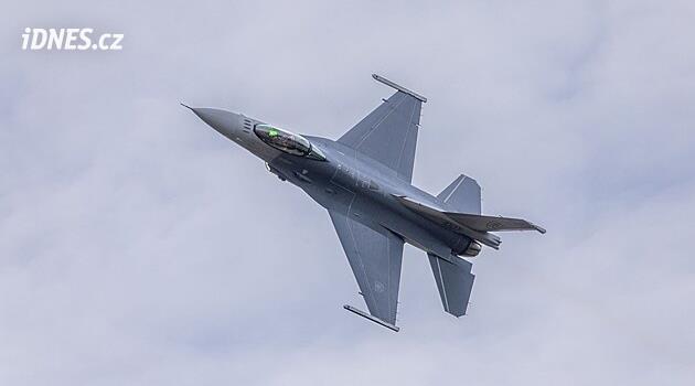 Americká F-16 se v Německu při pokusu o přistání zřítila na golfové hřiště