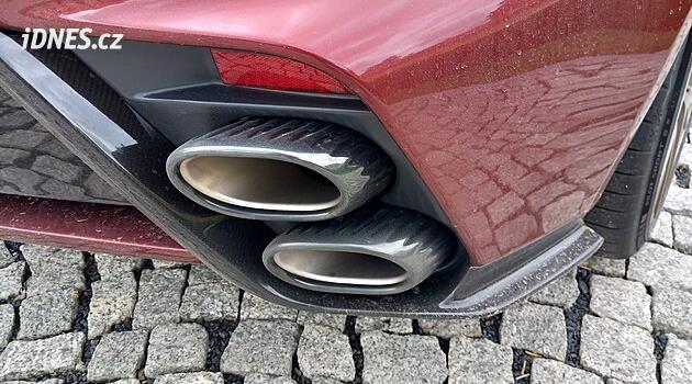 Aston Martin DB12 S bez Ozempicu zhubl do plavek. Proč je největším luxusem dneška ne věci přidávat, ale odebírat?