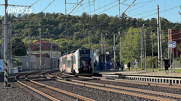 Dvojice nasadila kukly a naskočila na rozjíždějící se vlak