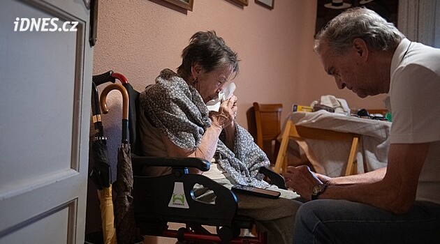„Vrazi!“ Invalidní seniorku po 70 letech vyhnali z bytu, měla půl hodiny na sbalení
