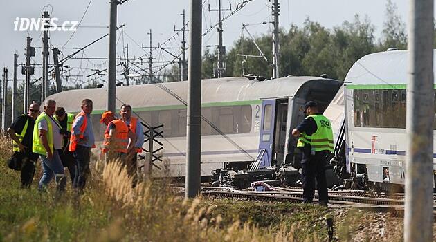 V Polsku se srazil rychlík s kamionem. Jedna cestující zemřela, mnoho zraněných