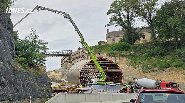 U zámku Stránov odstřelovali trasu pro tunel. Historické stavby hlídali odborníci