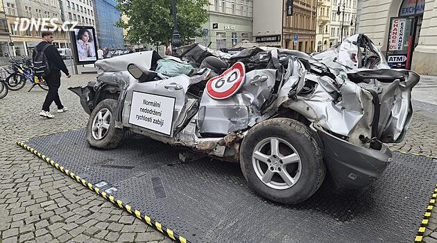 Mám to pod kontrolou. Vraky aut po Praze upozorňují řidiče na chyby za volantem