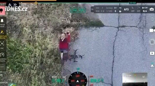 Ukrajinská babička zneškodnila ruský dron. Video se šíří po sítích