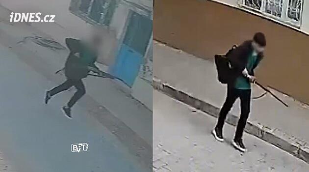 VIDEO: Mladík chodil s dlouhou zbraní po městě, pak postřílel studenty ve škole