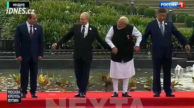 Zmatený Putin na summitu BRICS bloudil před focením, pak ztratil rovnováhu