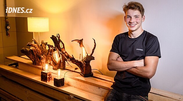 Co s tím pařezem? Mladý umělec ze Semil dává dřevu nový život