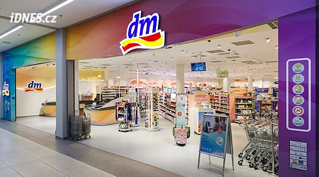Drogerie dm má problém. Němcům prodává léky z Česka, teď se musí připravit na soud
