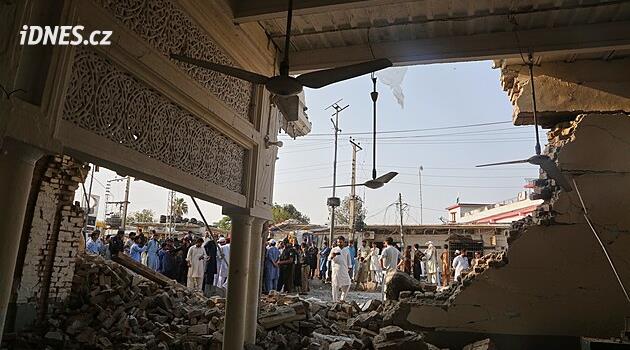 Napětí mezi Pákistánem a Afghánistánem eskaluje. Letadla udeřila na deset míst