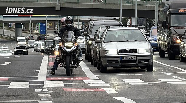 Motorkáře v cyklopruzích vyřešila policie pokutou. Kontrolovala i chodce, ti byli vzorní