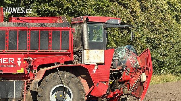 Zemědělský stroj v protisměru naboural auto a dodávku. Jeden mrtvý, tři zranění