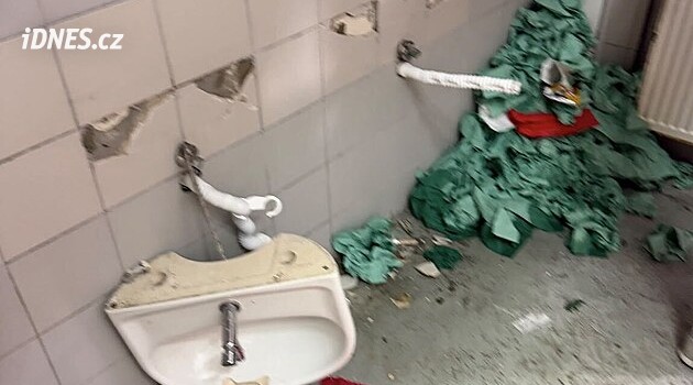 Utržená umyvadla, ukopnuté prkénko. Fandové Brna na Slavii poškodili zázemí
