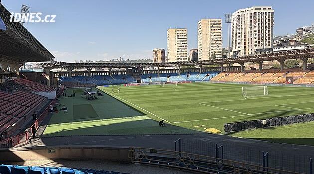 Rok a měsíc poté. Sparta v Jerevanu proti stejnému soupeři, bez 11 hráčů a na jiném stadionu