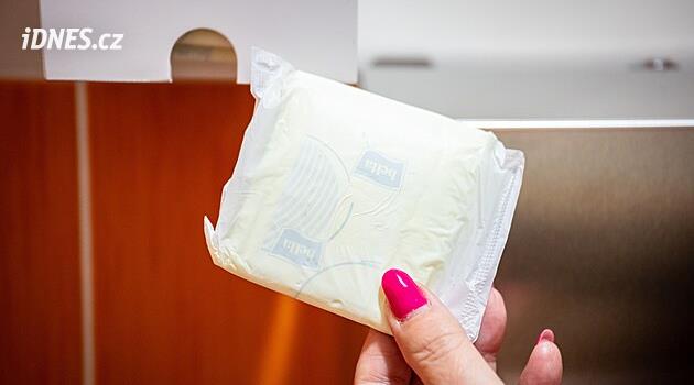Vložky jsou v devíti školách z deseti. Bez nepořádku, zato s diskuzemi o menstruaci