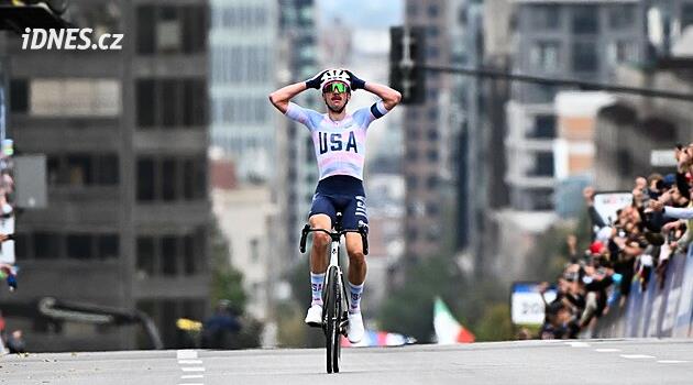 Pogačarův pomocník přelstil hvězdy a slaví! Titul mistra světa získal Američan Brandon McNulty