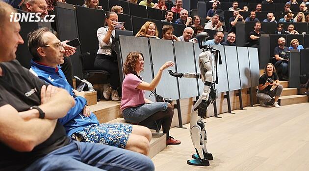 Humanoidní roboti pobavili Jihlavu. Prošli se, ale umývat okna ještě dlouho nebudou