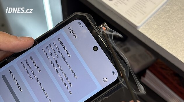 Čínský výrobce vymyslel ideální mobil pro kuřáky. Výhoda tkví v malém detailu