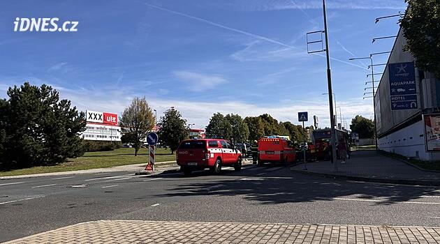 Řidič v Čestlicích vjel do stojícího autobusu, nikoho nezranil. Nadýchal dvě promile
