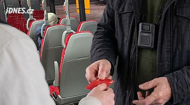 Nejen černí pasažéři, ale i opilci. Revizory v Moravskoslezském kraji budou nově jistit také kamery