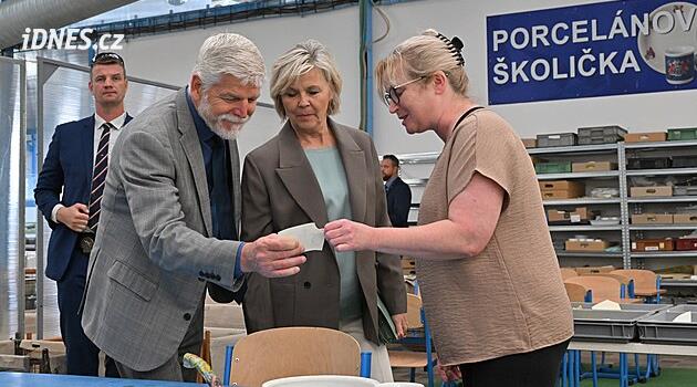 Prezident si prohlédl porcelánku Thun v Nové Roli, přijede i na zámek Bečov