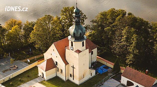 Do kostela v Pomezí se po roční obnově vrátily tři vzácné obrazy