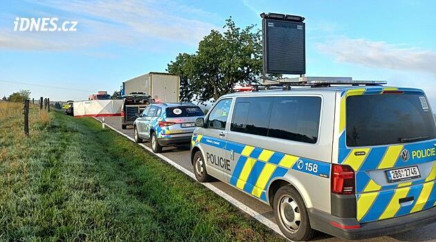 Na Brněnsku se auto v protisměru srazilo s náklaďákem, spolujezdkyně zemřela