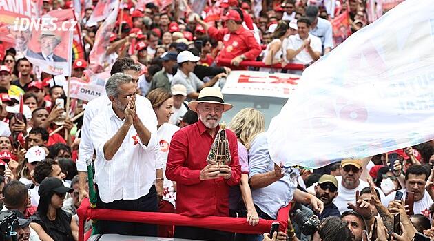 Panna Marie zasáhla do brazilské kampaně, Bolsonaro a Lula se přou o svatou patronku