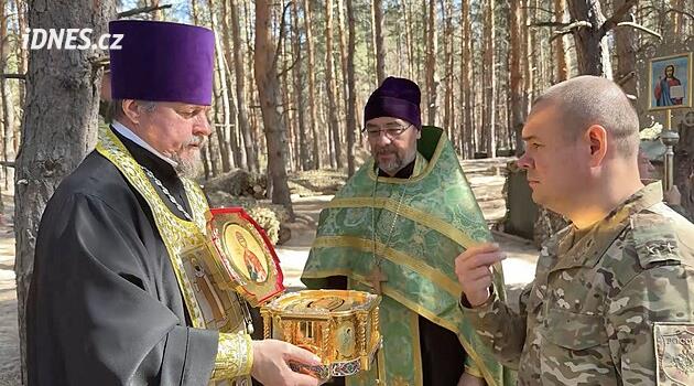 Každá ruka dobrá. Ruští vojáci už mohou na frontě čerpat sílu z knížecích ostatků