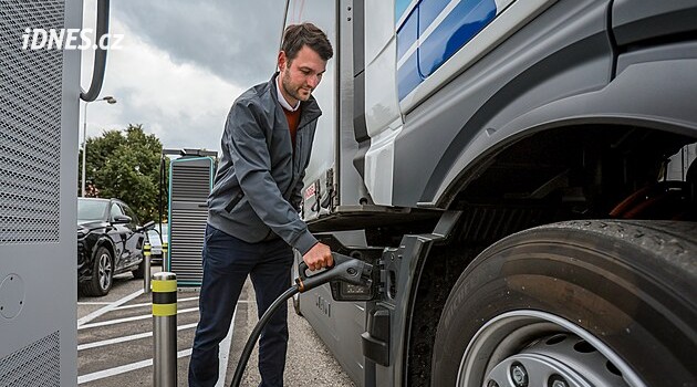 Stále víc elektromobilů brázdí středočeské silnice. Přibude i bezemisních autobusů