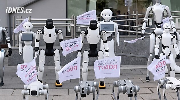 Bizarní demonstrace ve Varšavě. Roboti žádali ochranu pracovních míst