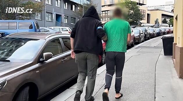 Cizinec týral bezdomovce, vyhýbal se vězení. Teď ho kriminalisté dopadli
