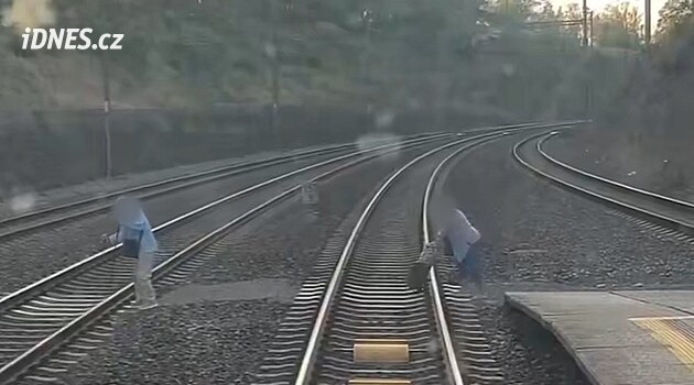 Senioři nebezpečně přecházeli koleje. Lidé ztrácejí ostražitost, varuje Ropid. Ukázal video