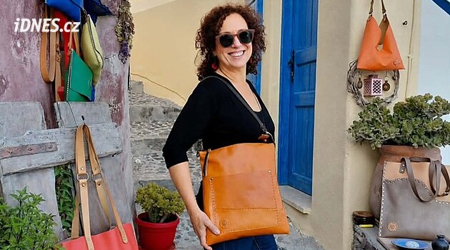Kabelky z jeskynního prostoru. Malá dílna na Santorini láká zákazníky z celého světa