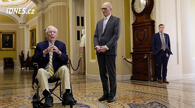 84letý republikánský senátor Mitch McConnell se po měsících absence vrátil do Senátu