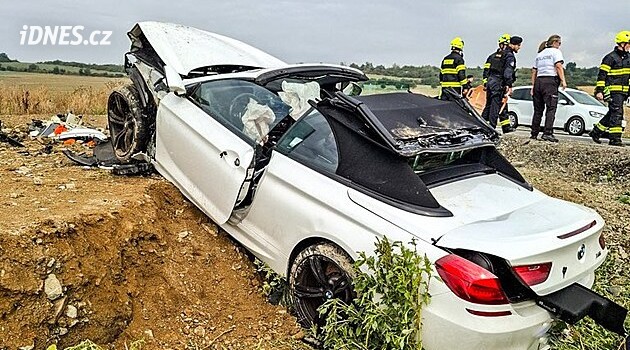 Řidič BMW u Přerova nezvládl zatáčku a havaroval, do nemocnice ho přepravil vrtulník