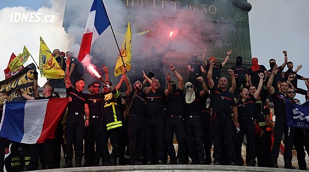 Kvůli protestům středoškoláků bude v pondělí zavřeno až 500 škol ve Francii