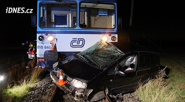 Drama na kolejích. Vlak na Olomoucku zdemoloval uvázlé auto, pětičlenná posádka stihla včas utéct
