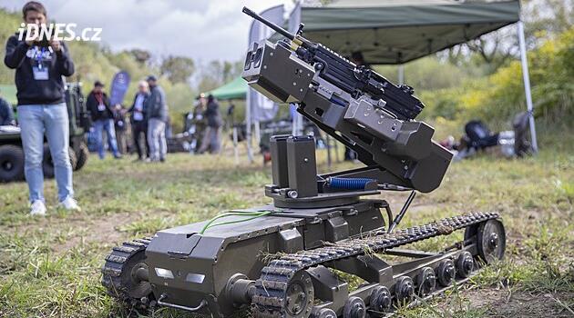 Robotičtí psi i autonomní vozítka. Armádním polygonem v Lipníku se proháněly drony