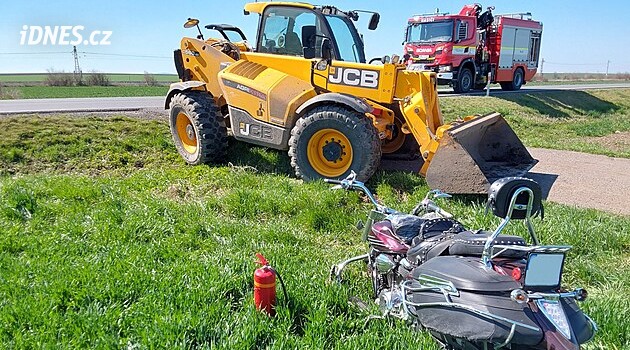 Za smrt motorkáře při předjíždění půjde do vězení řidič nakladače, spáchal 29 přestupků