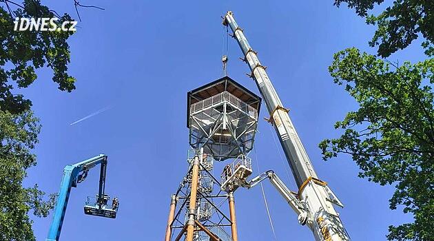 Rozhledna Milíř v hradeckých lesích opět otevírá, dřevo vyměnili za ocel