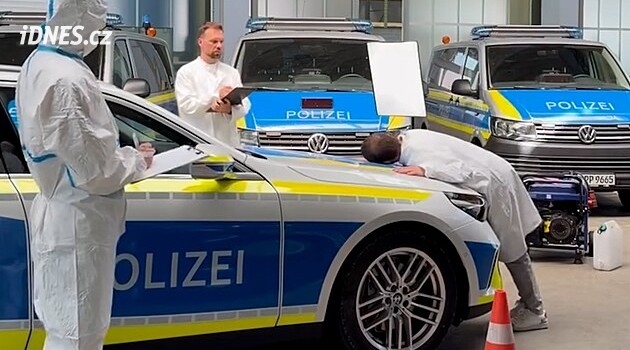 Německá policie opisuje u italského Fiatu. V testu odolnosti nahradil kabelku výtržník