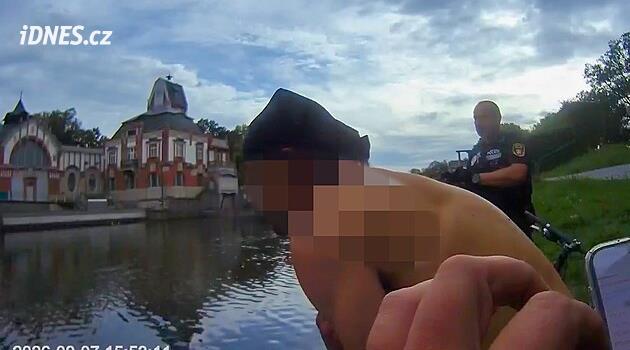 Čekám na útok včel, tvrdil muž v Labi v Hradci Králové strážníkům. Odvezla ho záchranka