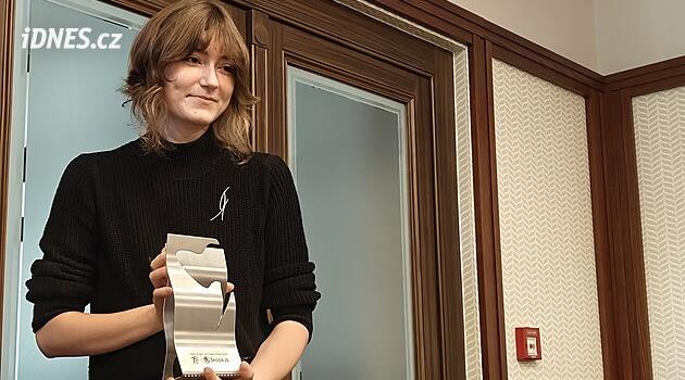 Studentka navrhla cenu pro Finále. Ledňáček z její dílny připomíná lov ryb
