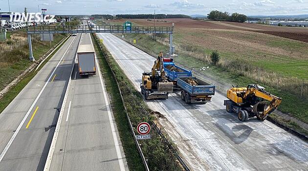 Dálnice jako nekonečný pás. Na D5 u Stříbra betonují vozovku nepřetržitě