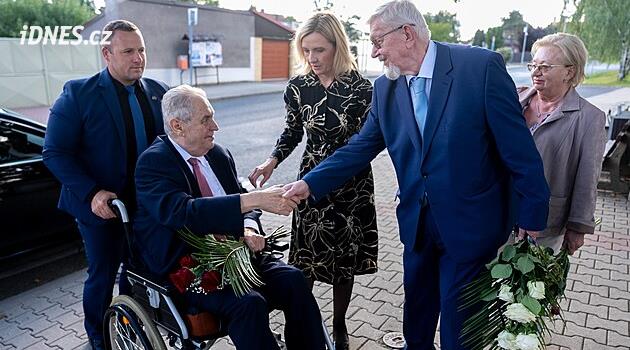 Zeman volí stejnou strategii v boji o Hrad jako Pavel. Lidé se mohou podobat, přiznal