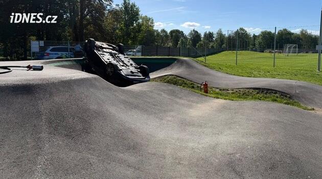 Fiat skončil po bizarní nehodě na pumptracku koly vzhůru. Řidič nadýchal přes půl promile