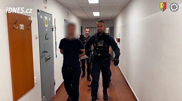 Policie obvinila muže, který hrozil zabitím třídy prvňáků i útokem na orloj