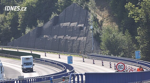 Kvůli poškozené opěrné zdi jezdí řidiči na hlavním tahu pomaleji, silnice je i zúžená