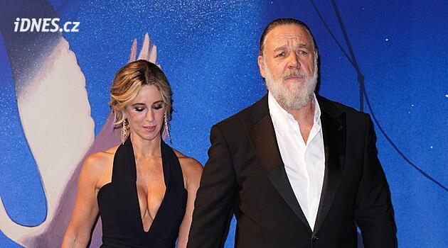 Russell Crowe zhubl 26 kilo. Pochlubil se o dvacet let mladší partnerkou